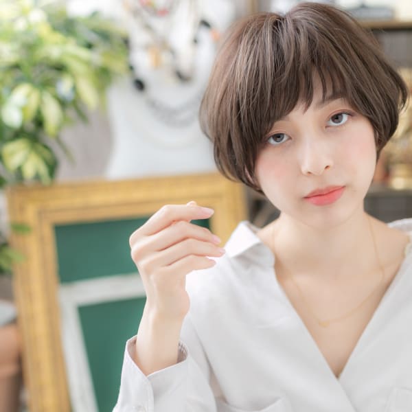 小顔切りっぱなし大人かわいいくびれショート　寒色系カラー