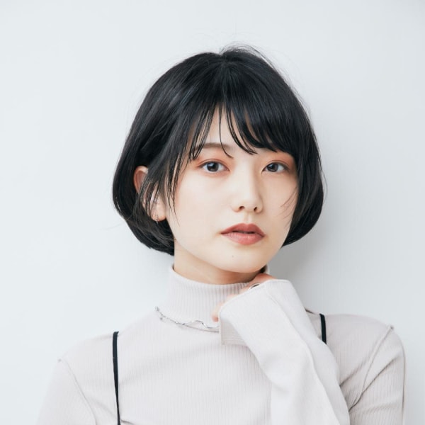 小顔に見せるおくれ毛レイヤーボブ