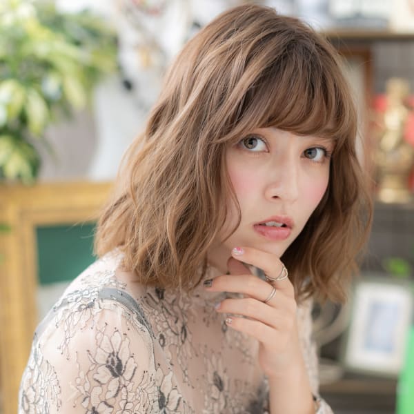 オリーブカラーくせ毛風前下がりふわミディ　カーリー