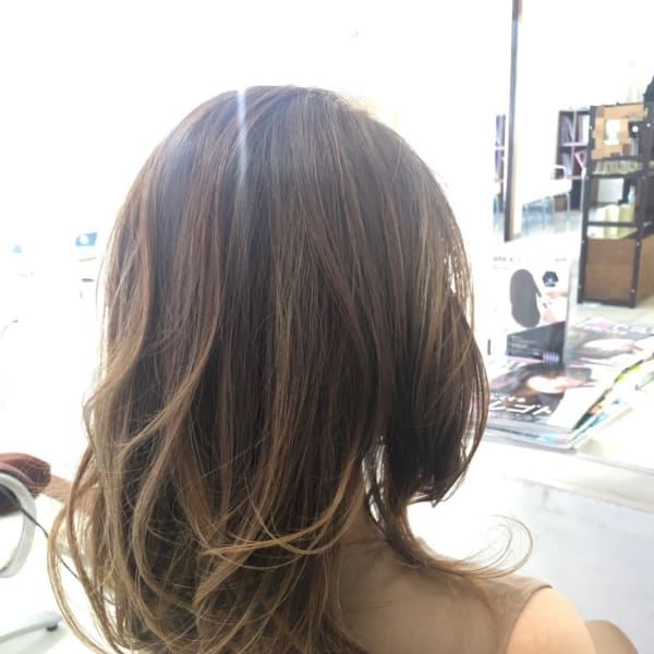 バレイヤージュ・ハイライト グレージュ レイヤースタイル