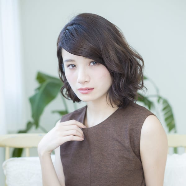 カットとカラーで織り成す重軽ミディアムレイヤー