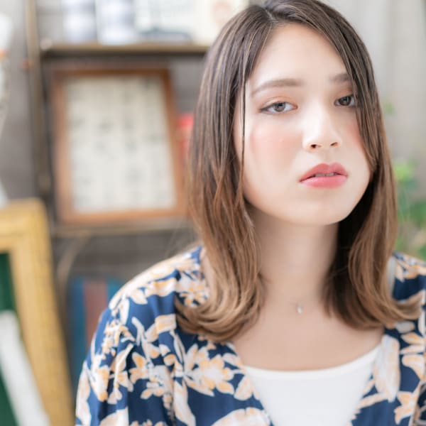 アシンメトリーグラデーションカラー小顔ロブ　外ハネ