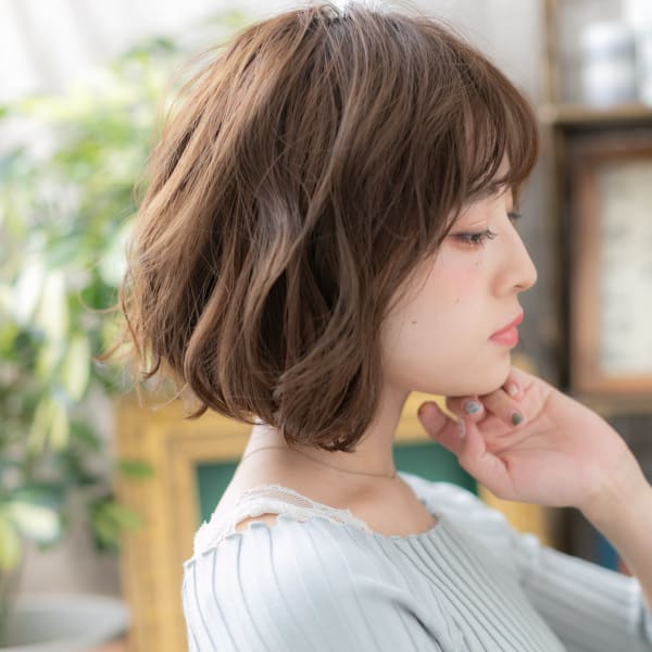 外国人風透け感ウェーブ小顔ゆるふわミディ フェザーバング