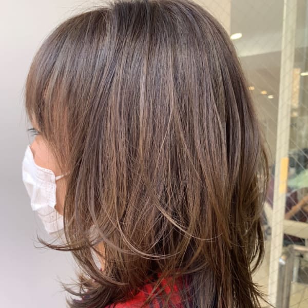 大人のミディアムレイヤー×マロンベージュ