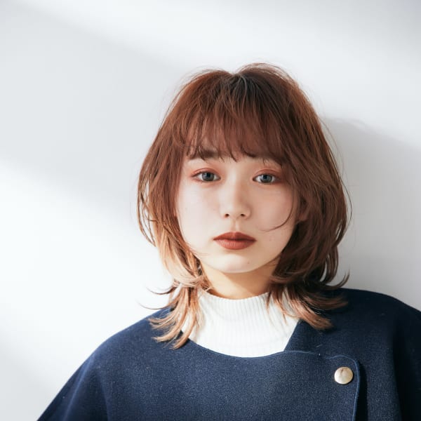 くびれが可愛いミディアムウルフ イルミナカラー 池袋