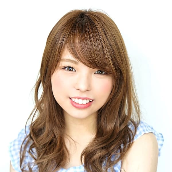 自然な動きが人気のウェーブヘア