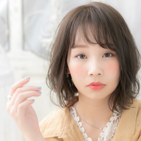オリーブアッシュ斜めバングくせ毛風大人ボブ 　小顔ボブ