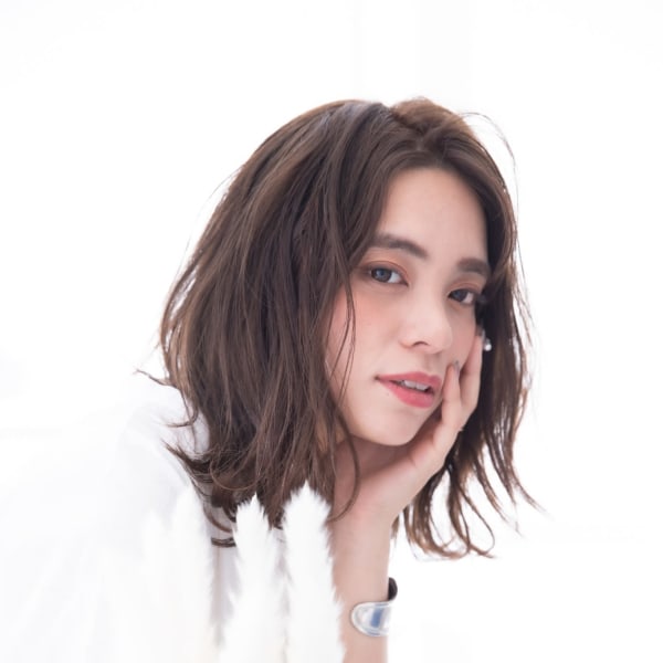 大人かわいい　透明感カラー　ミディアムウェーブ