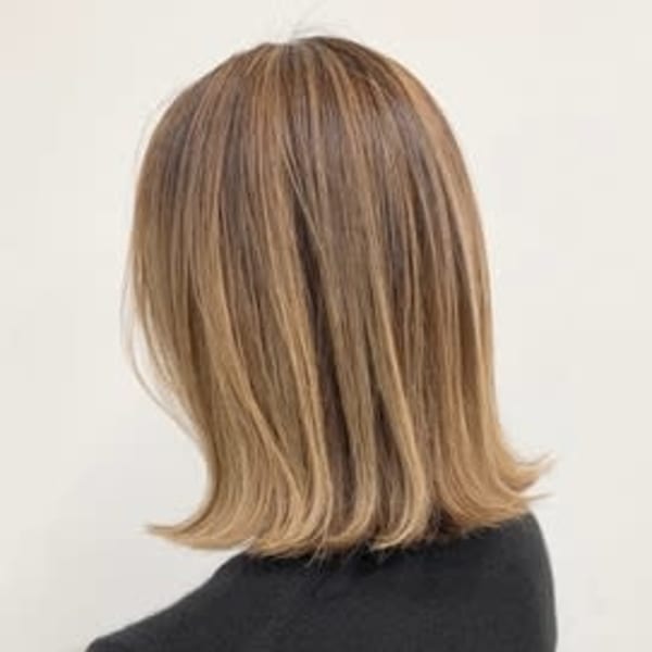 外国人風・ハイライト・切りっぱなし・ブロンドベージュ・外ハネ