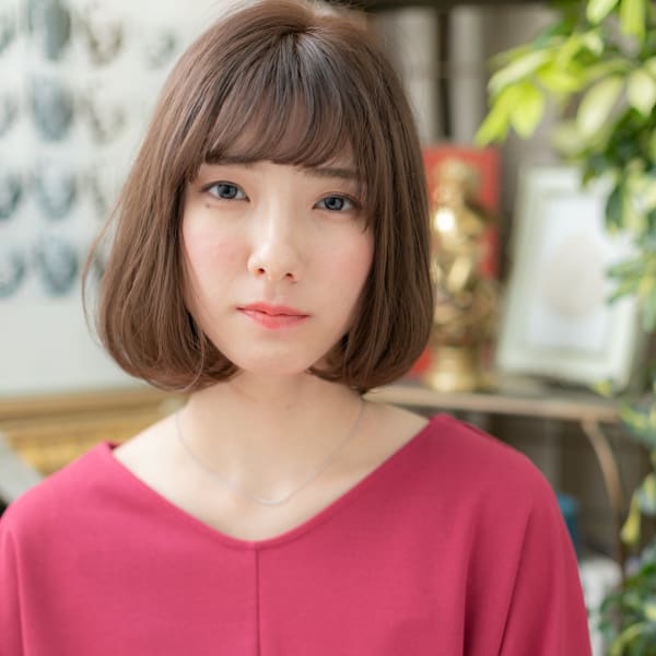 ダークカラー前下がり小顔耳かけ大人ボブ 切りっぱなしロブ