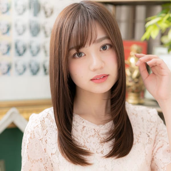 大人かわいい斜めバング小顔ツヤ感ブラウン フェザーバング