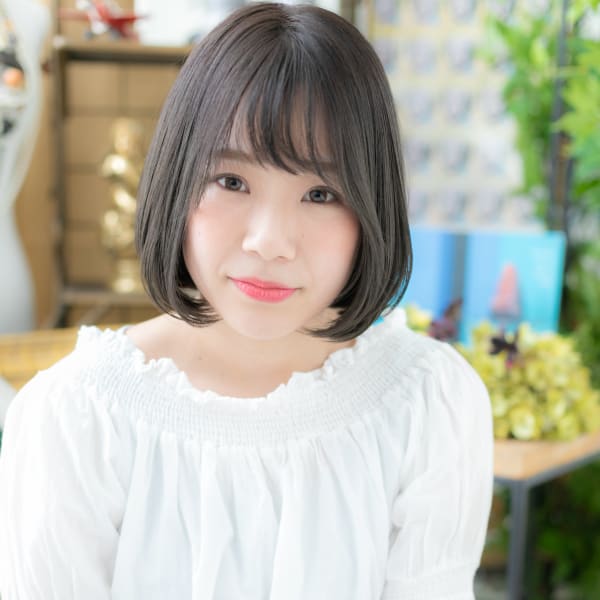 黒髪艶カラーが大人かわいい小顔前下がりボブ　切りっぱなし