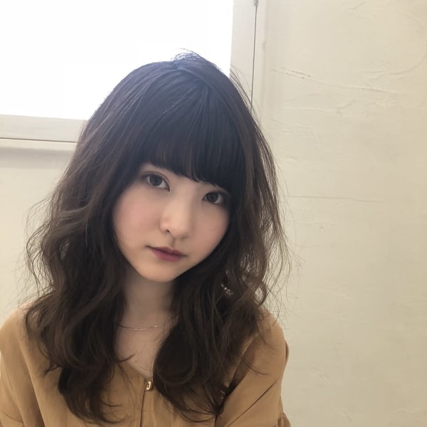 抜け感重視のリラクシーウェーブ。