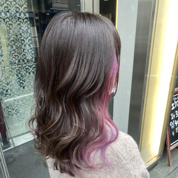 ピンクパープルイヤリングカラーセミロングヘア