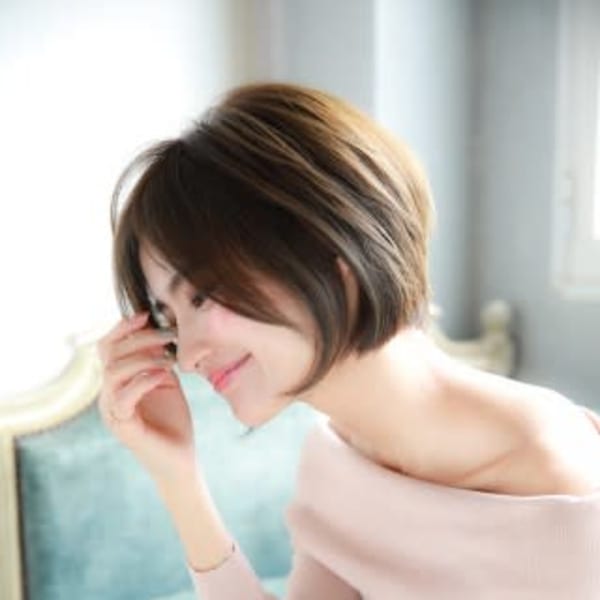 バックの丸みを作る前下がりショートボブ