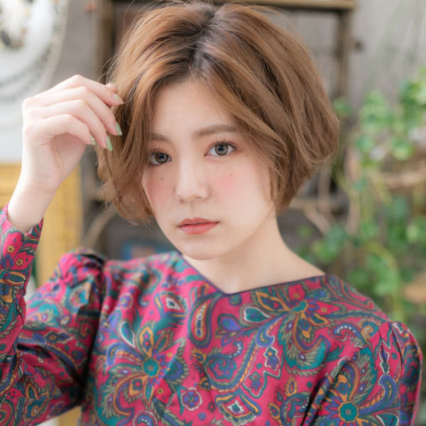 アシンメトリー大人ボブで外国人風グラマラス 耳かけショート