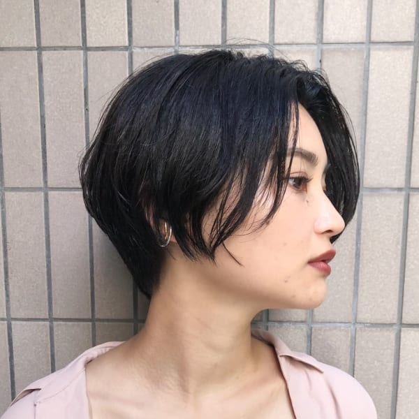 暗髪でも◎簡単スタイリングなのに美シルエットなショートボブ