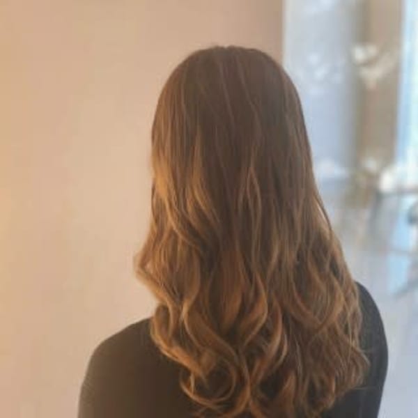 無造作ヘアーで大人可愛く