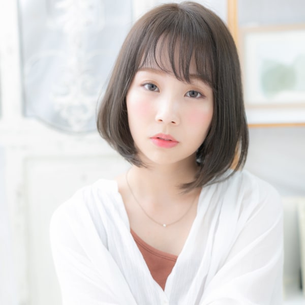 シースルーレイヤーカット小顔前下がりボブ グレージュ