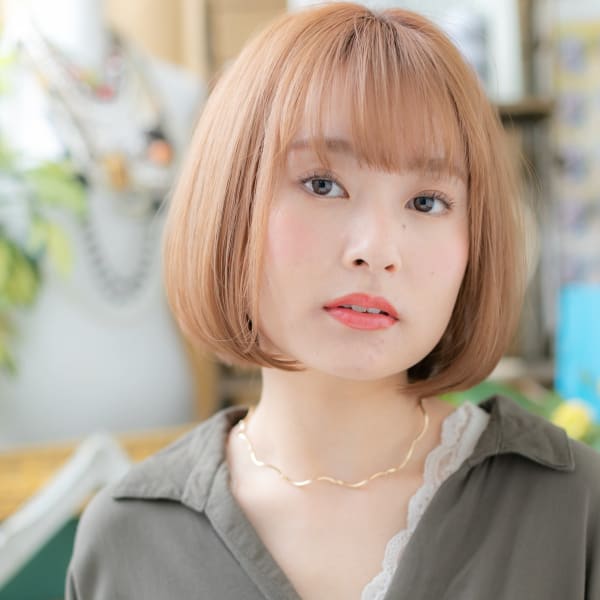 カーキベージュで外国人風…前下がり大人ボブ ハイライトカラー