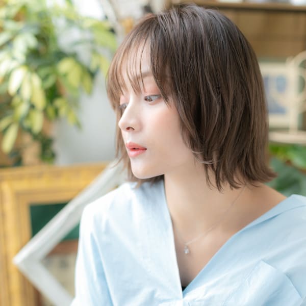 透け感バング小顔前下がり外ハネくびれヘア　暗めカラー
