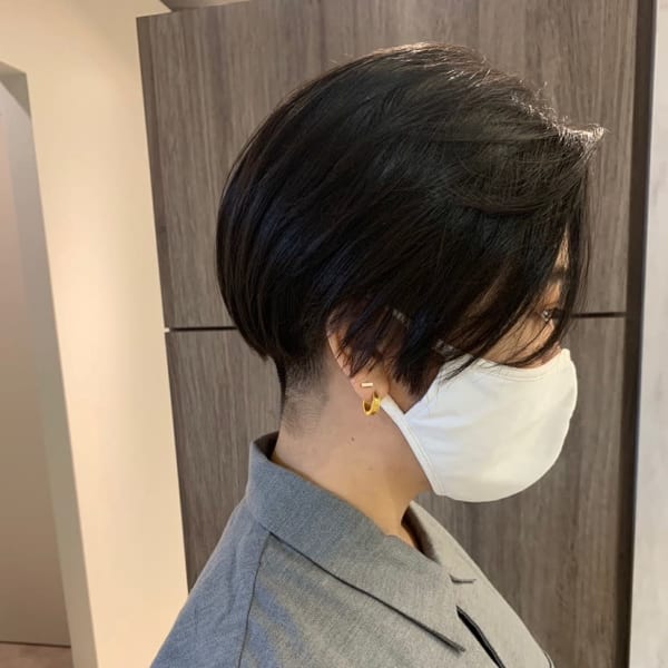 【黒髪のシックな刈り上げボブヘア】