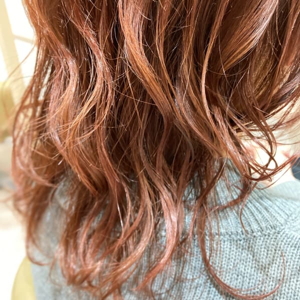 レッドオレンジカラーで華やか春ヘア