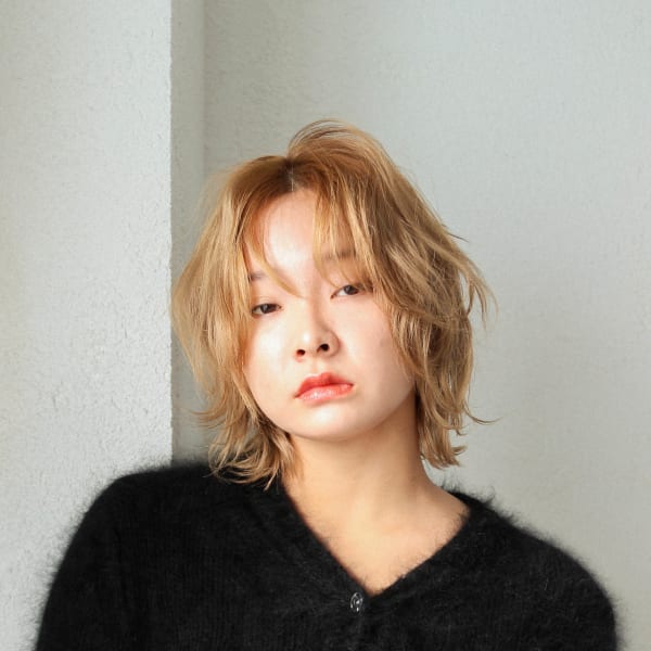 ウルフ風外ハネミディアム×ハイトーンカラー