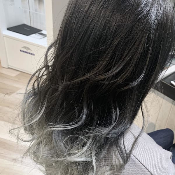 ホワイトカラー　毛先カラー　アッシュ