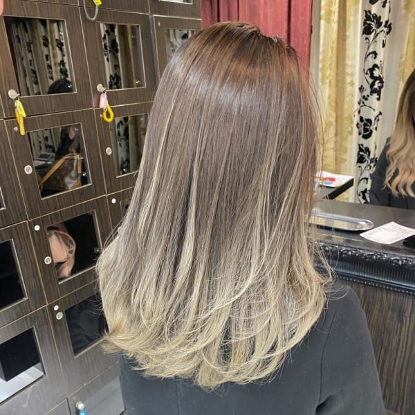 ホワイトベージュのグラデーションカラー