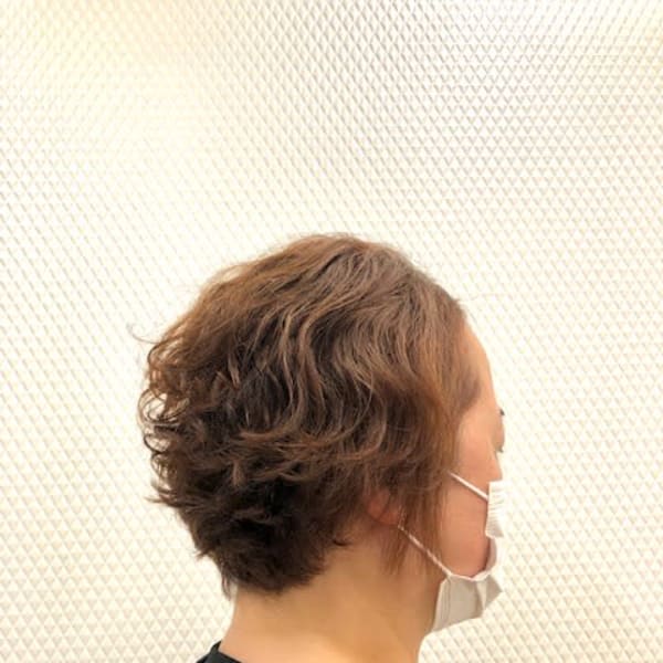 ショート/くせ毛風パーマ/小顔/ウェーブ/暖色系/50代