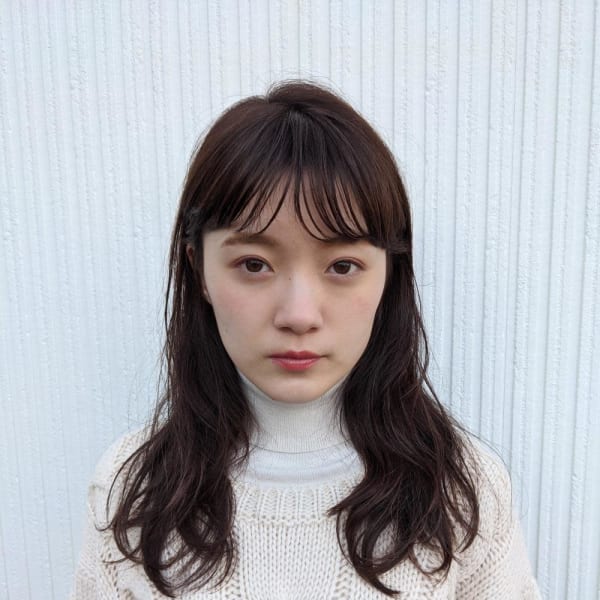 柔らかベージュとパーマ風ウェーブで可愛いセミロング|SARA 徳山店