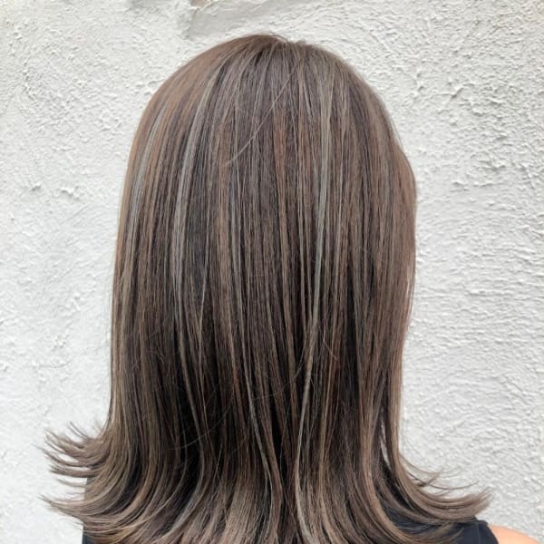 外ハネミディヘア