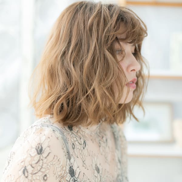 オリーブカラーくせ毛風前下がりふわミディ　ペールカラー