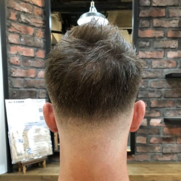 トップが2002年ベッカム風の外国人スキンフェードカット