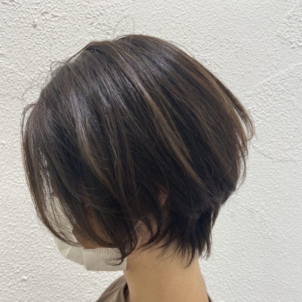 髪のボリュームを活かしたナチュラルショート