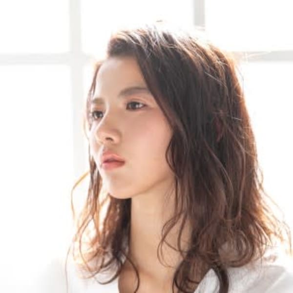 ナチュラル質感の無造作カールロング