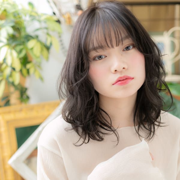 黒髪ダークアッシュくせ毛風濡れ髪セミディ ひし形シルエット