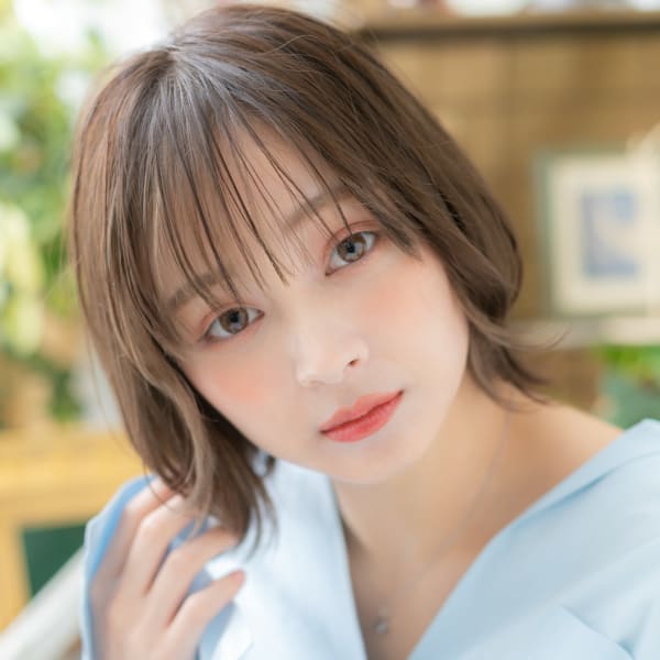 透け感バング小顔前下がり外ハネくびれヘア　オリーブグレージュ