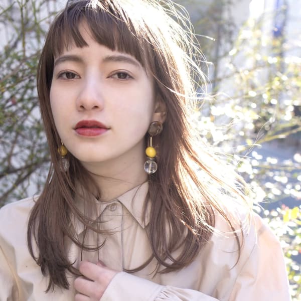 ホワイトグレージュとろみメルティカラーくびれヘアセミロング