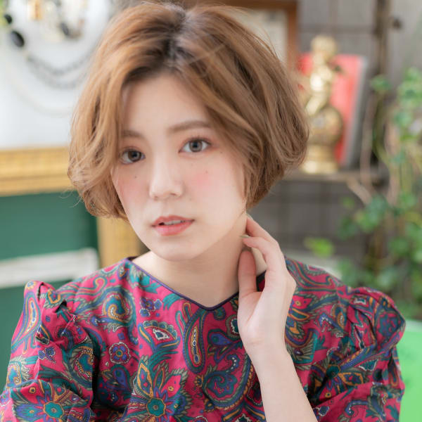 アシンメトリー大人ボブで外国人風グラマラス　艶カラー