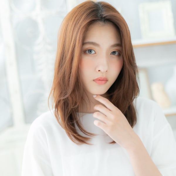 センターパート暖色系カラー小顔濡れ感ミディ ツヤ髪