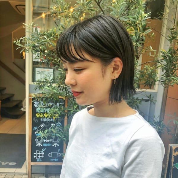 前下がり切りっぱなしボブ 横顔美人 横浜駅西口