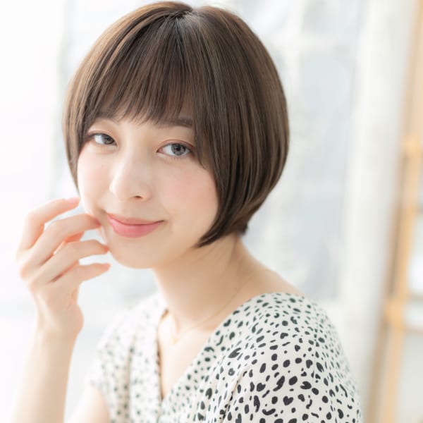 大人かわいいくすみカラー前下がりショート オリーブグレージュ