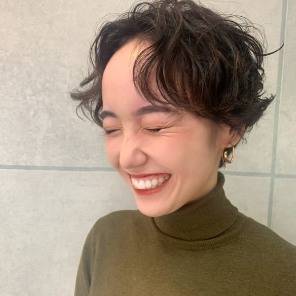 ショートカットにパーマでオシャレ上級者さん