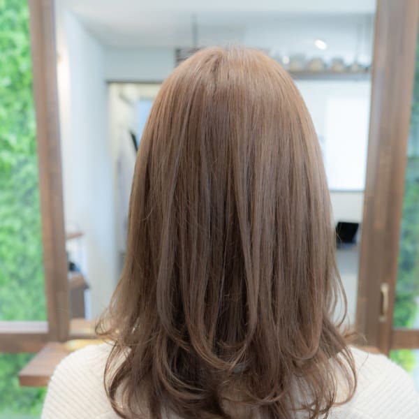 緩やかなアウトラインが可愛いセミロングのレイヤースタイル