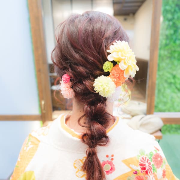 和風の飾りをあしらった赤髪の編み下ろしスタイル