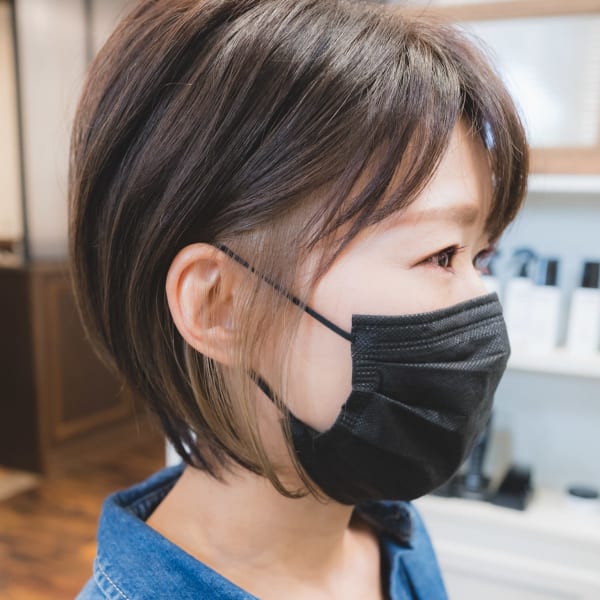 お洒落女性のアクセントにモノトーンベージュのイヤリングカラー