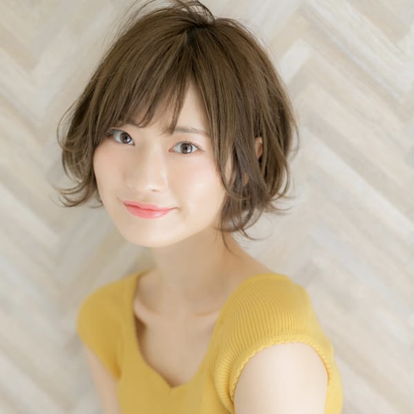 【小顔効果抜群!】毛先の遊びが軽やかな大人可愛いショート♪