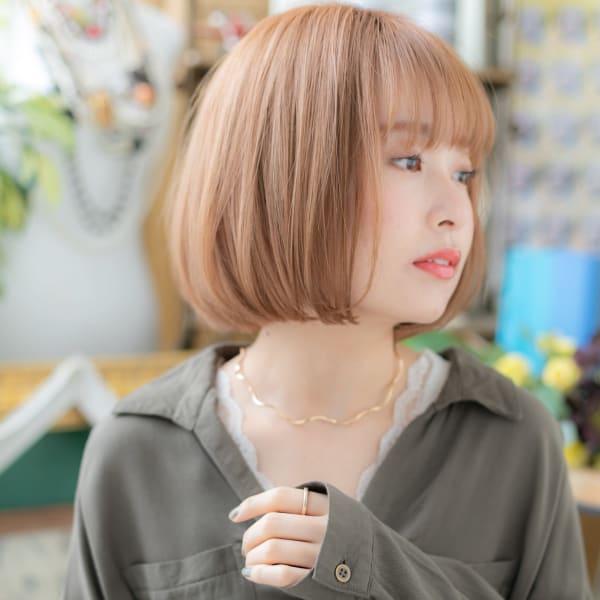 カーキベージュで外国人風…前下がり大人ボブ　ミニボブ